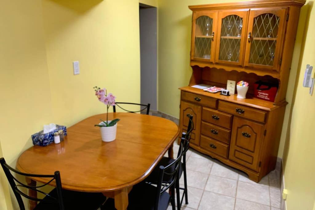 Private Bsmt With Sep. Entrance And Free Parking Daire Toronto Dış mekan fotoğraf