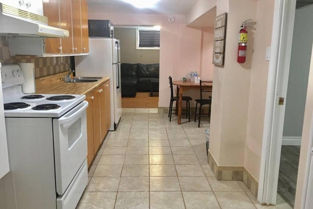 Private Bsmt With Sep. Entrance And Free Parking Daire Toronto Dış mekan fotoğraf