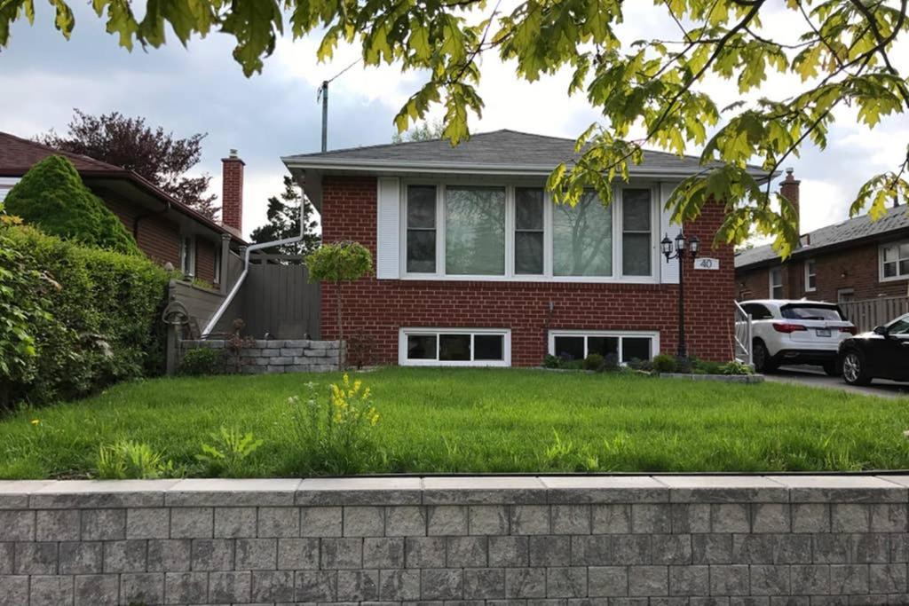 Private Bsmt With Sep. Entrance And Free Parking Daire Toronto Dış mekan fotoğraf