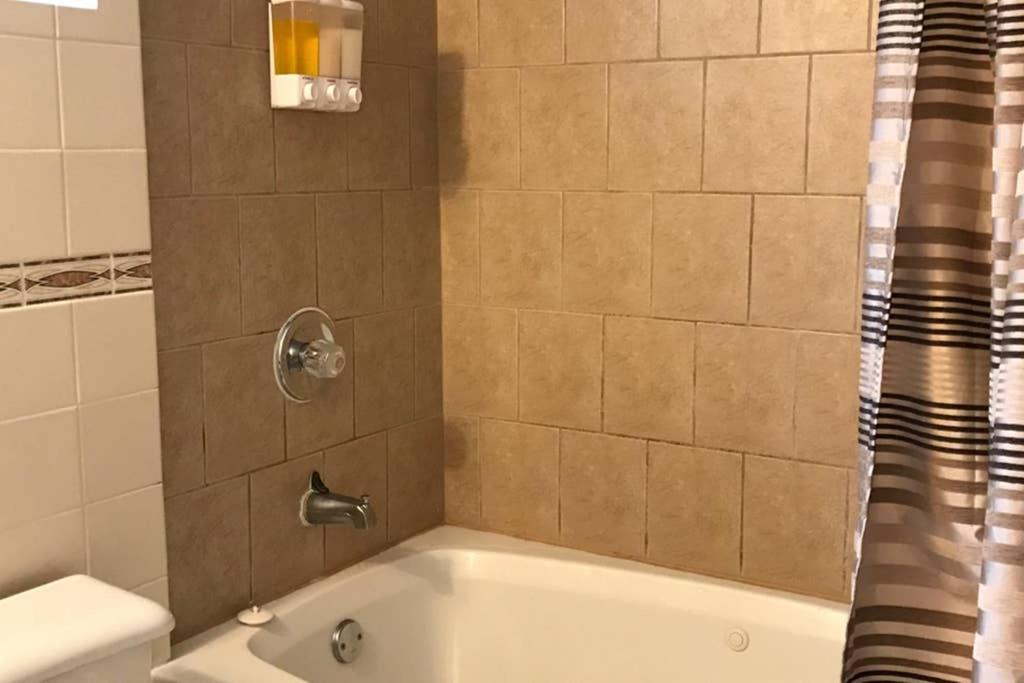 Private Bsmt With Sep. Entrance And Free Parking Daire Toronto Dış mekan fotoğraf