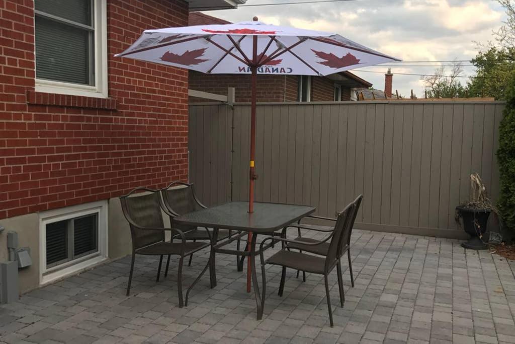 Private Bsmt With Sep. Entrance And Free Parking Daire Toronto Dış mekan fotoğraf