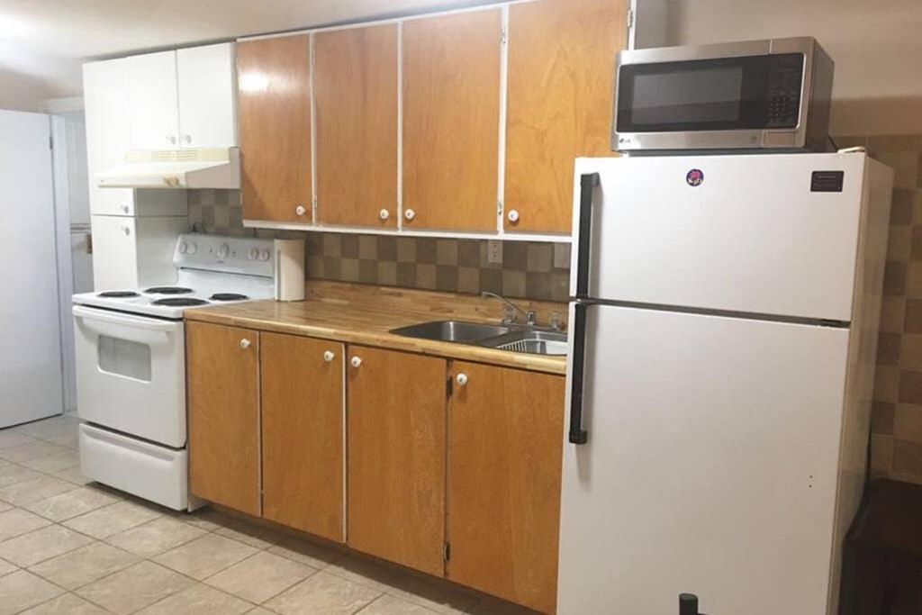 Private Bsmt With Sep. Entrance And Free Parking Daire Toronto Dış mekan fotoğraf